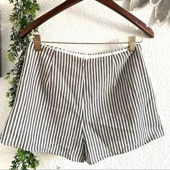 Line & Dot shorts - Picture 6 of 8